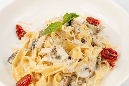 Феттуччине с цыплёнком и грибами