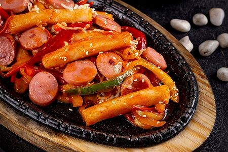 Токпоки с сосисками