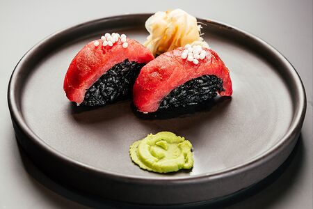 Суши с тунцом