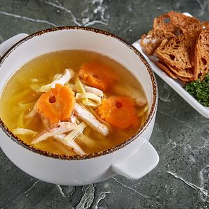 Консоме из цыпленка с домашней лапшой