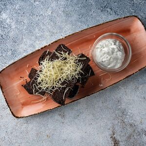 Фирменные гренки с соусом блю чиз