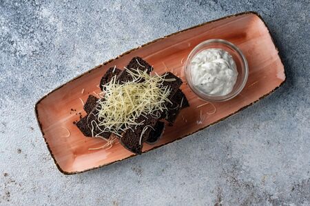 Фирменные гренки с соусом блю чиз