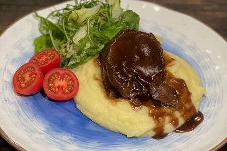 Томлёные телячьи щечки в соусе демиглас