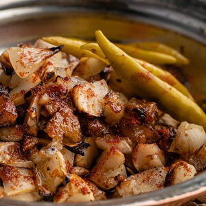 Обжаренный лук и чеснок с гранатовым соусом