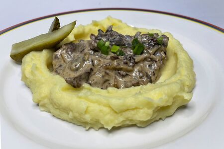 Бефстроганов с картофельным пюре