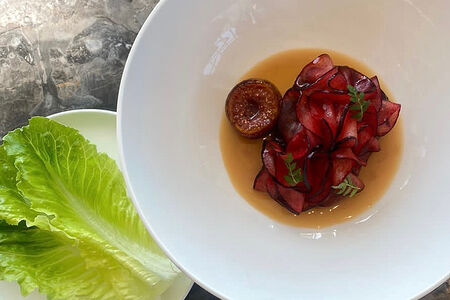 Щека тунца со сливой, инжиром и гуакамоле