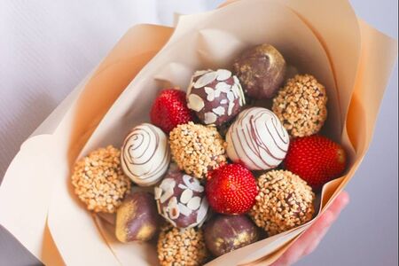 Клубника в шоколаде 15 ягод в букете Ferrero