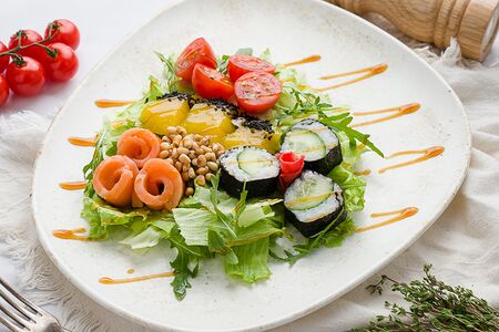 Салат с лососем и манго