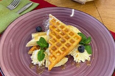 Вафли с бананом и карамелью