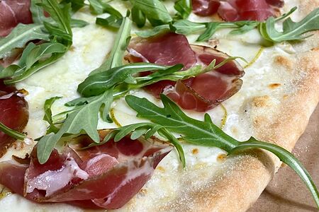 Пицца с пармской ветчиной