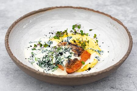 Лосось с картофельным кремом и шпинатом в сливках