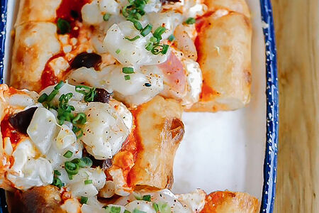 Лепешка, гребешок, креветки, оливки