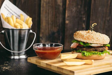 Бургер с говядиной и беконом, картофелем фри