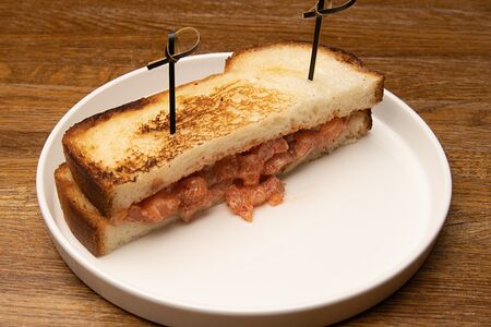 Сэндвич спайси лосось, икра тобико S