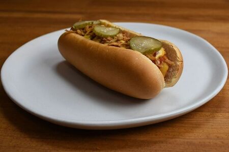 Хот-дог с большой молочной сосиской