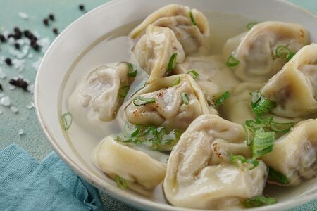 Пельмени с говядиной и бульоном