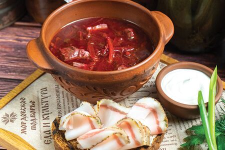 Мясной борщ с деревенским салом