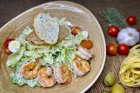 Салат Цезарь с креветками