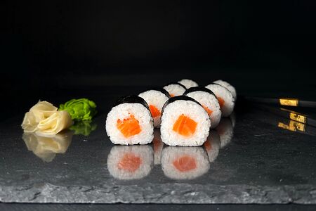 Маки с форелью