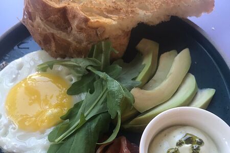 Брускетта с яйцом и авокадо