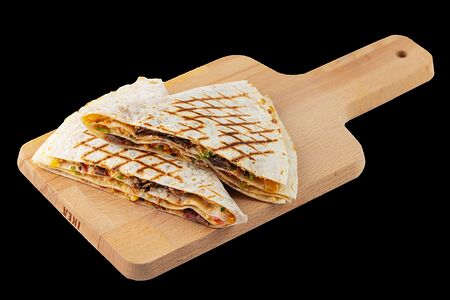 Кесадилья с томленой рваной говядиной