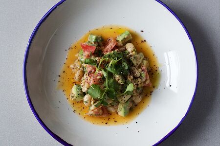 Салат с авокадо, фасолью и розовыми томатами