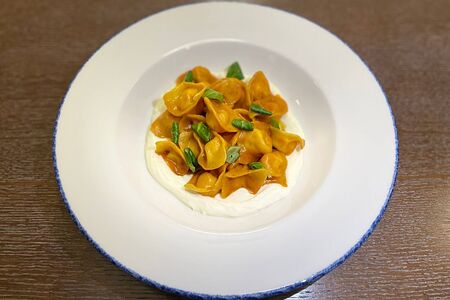 Тортеллини с лососем, кремчизом и цедрой лимона