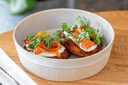 Драники с лососем и сметаной