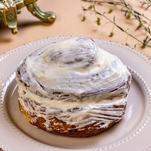 Булочка с корицей и сыром маскарпоне