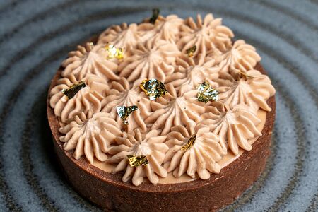 Шоколадный тарт с ореховым пралине