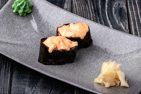 Острые суши с лососем