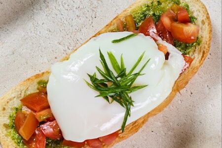 Tapas с помидором и яйцом пашот