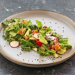 Салат из лосося с медово-горчичной заправкой