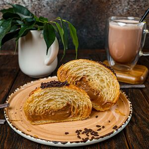 Круассан с шоколадно-заварным кремом