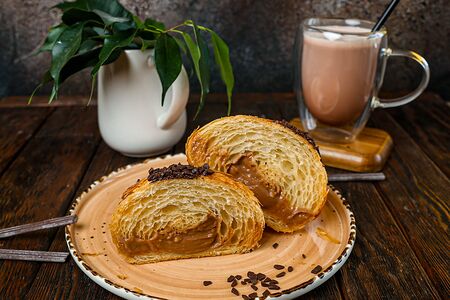 Круассан с шоколадно-заварным кремом