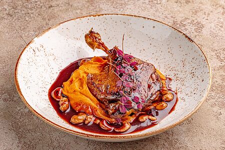 Утиная ножка конфи с пюре из батата с глазурью