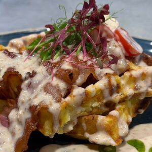 Вафля с беконом с сырным соусом 