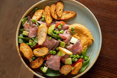 С ростбифом и хумусом