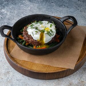 Рубленый бифштекс с яйцом