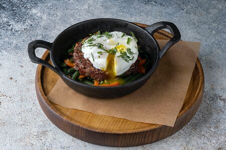 Рубленый бифштекс с яйцом