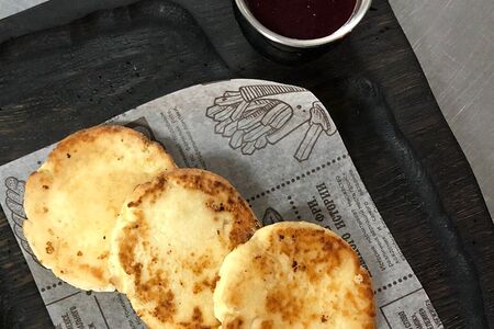 Сырники с вишневым вареньем