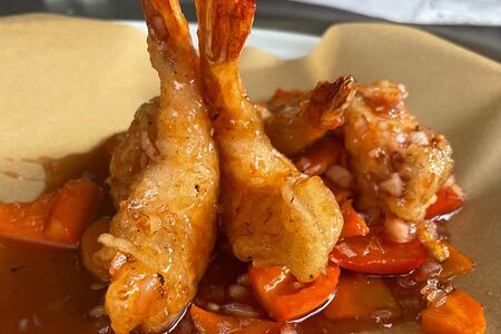 Тигровая креветка в гранатовой карамели с болгарским перцем и морковью