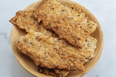 Луковые хлебцы с семенами