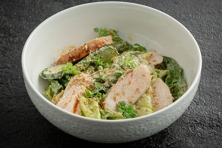 Салат с цыпленком и йогуртовой заправкой