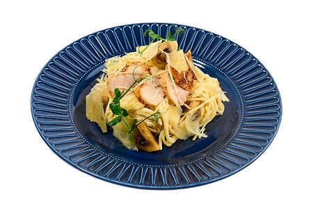 Спагетти с курицей и грибами