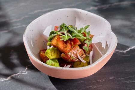 Свежие томаты с авокадо