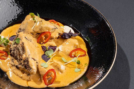 Пряное Массаман-карри с телячьими щечками и кокосовыми ньокки