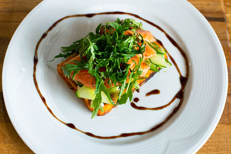 Морковная вафля с авокадо и сливочным сыром