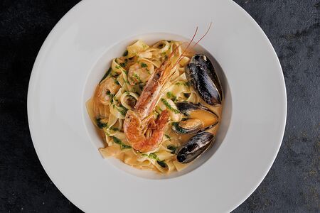 Паста с морепродуктами в соусе биск
