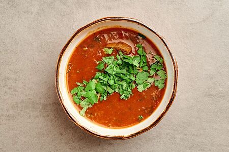 Острый суп харчо с говяжьей грудинкой